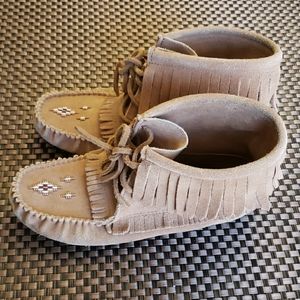 Manitoba Mukluks Harvester Suede in Oak